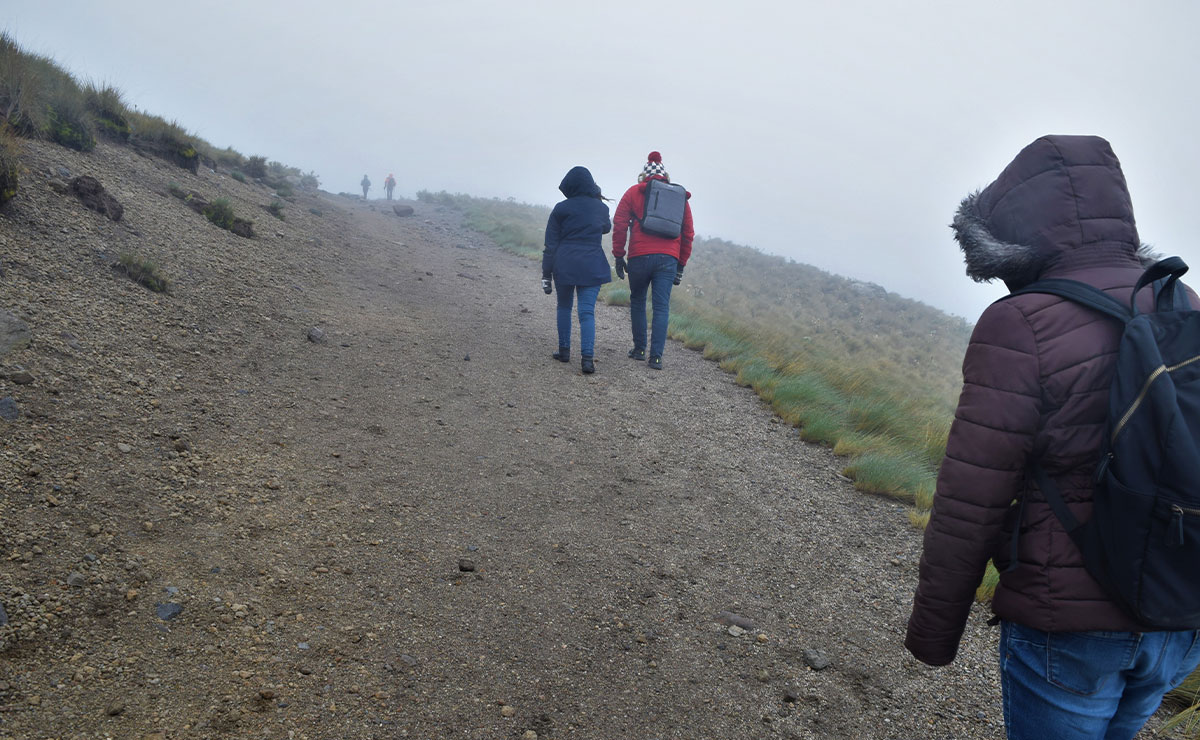 Personas caminando en el Nevado de Toluca