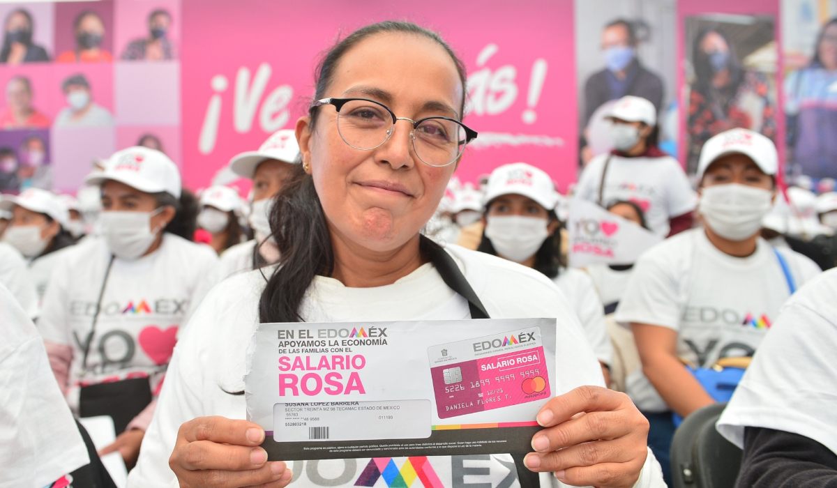 Mexiquense posando con su tarjeta del salario rosa 2023