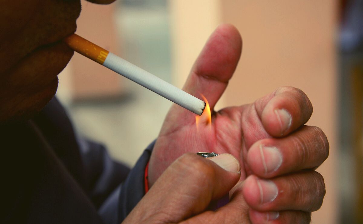 Está prohibido fumar en espacios públicos en México a partir del 15 de enero