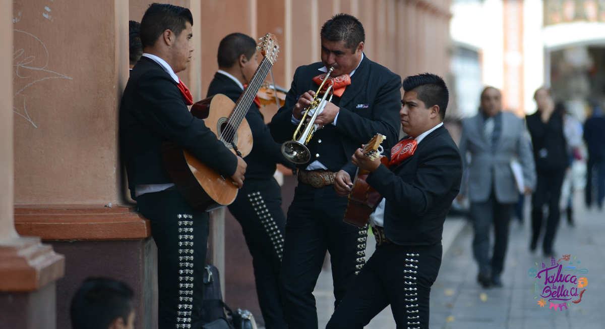 Mariachis practicando algunas melodías