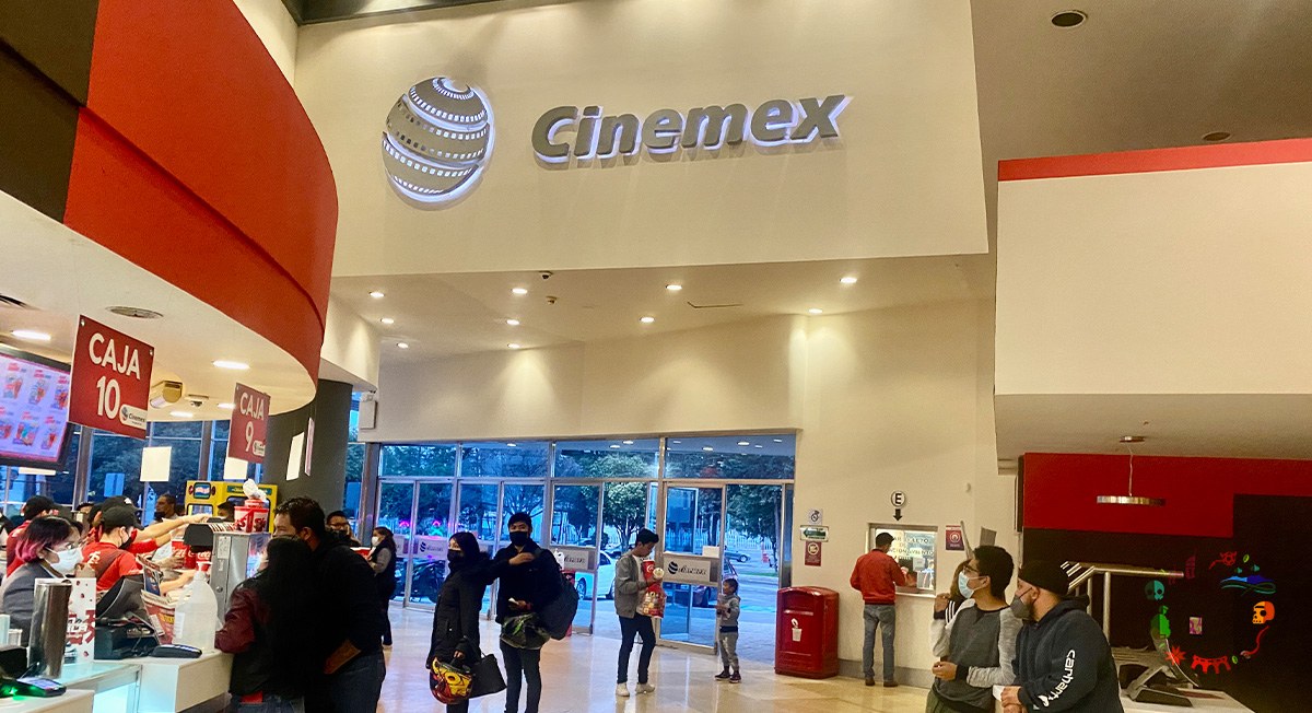 Personas comprando palomitas y alimentos en Cinemex