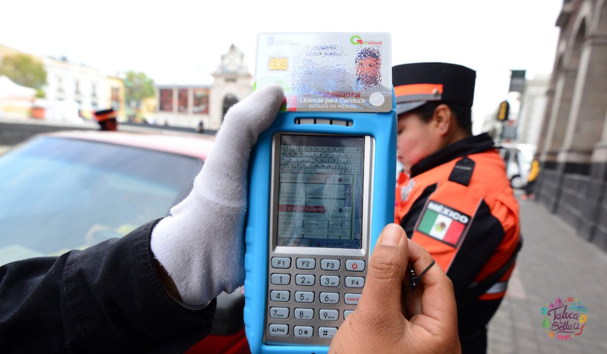 Policía de tránsito multando a un mexiquense