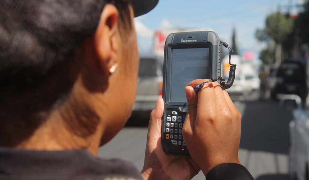 Esto es lo que te sale en el 2023, la multa por utilizar el celular mientras conduces por las vialidades del Estado de México (Edoméx).
