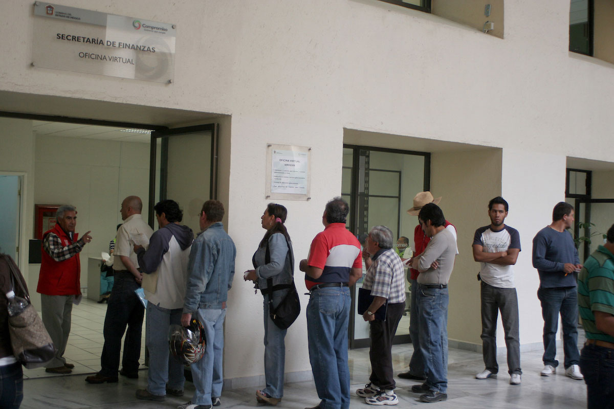 mexiquenses haciendo fila para pagar la tenencia edomex 2023 pago