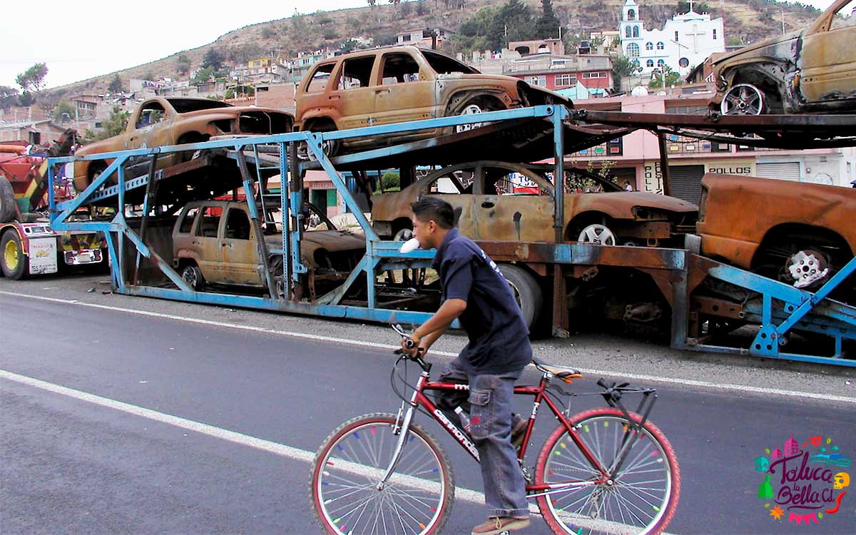 ¿Dónde puedo reportar un auto abandonado en las calles de Toluca?