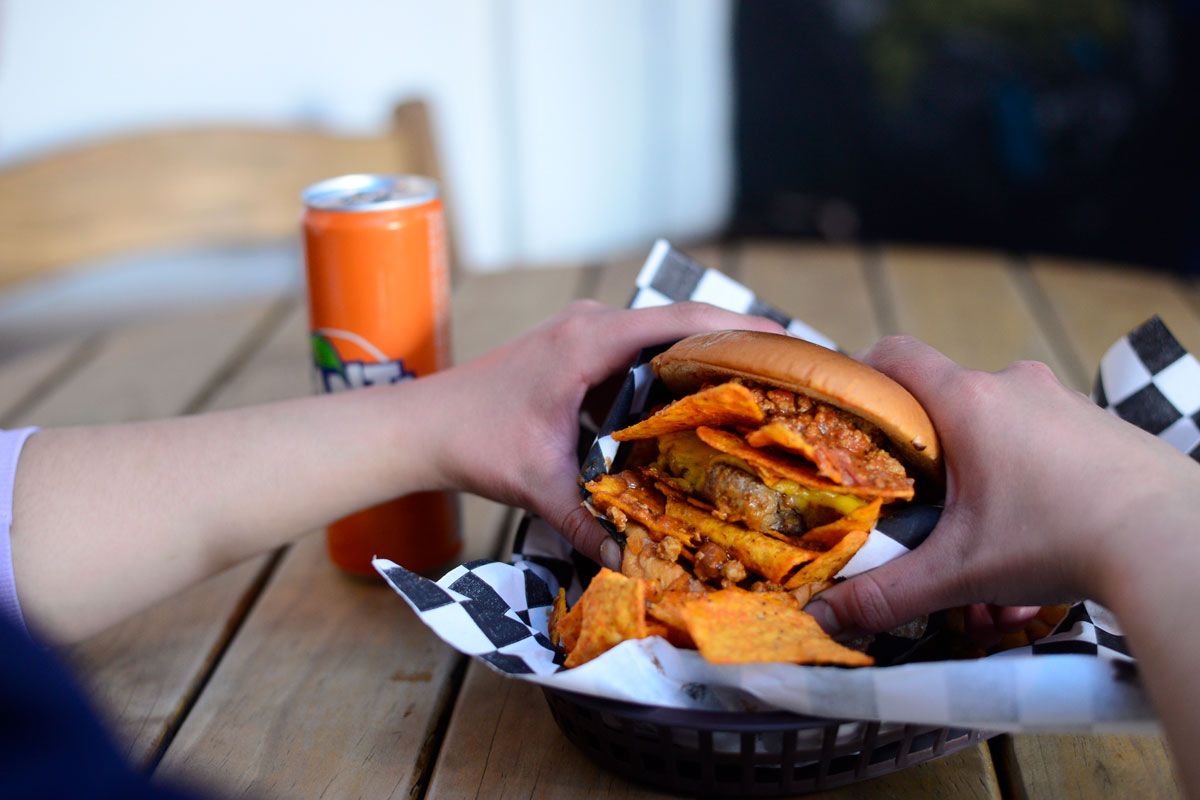 ¡Crunch gigantesco! La Hamburguesa con Doritos existe, pruébala en Toluca y Metepec por menos de $200