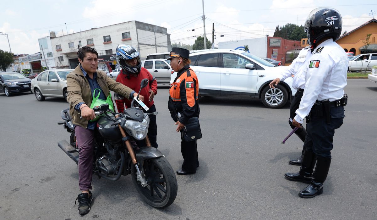RuAbogado llega a Toluca y encara a policías de tránsito, aquí el video