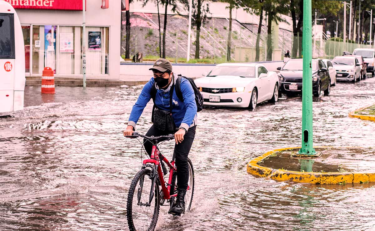 Chico en bicicleta con la lluvia en Toluca